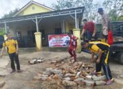 HUT Bhayangkara Ke-78, Polsek Batang Hari Leko Gotong Royong Timbun Jalan Berlubang