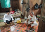 Bawa Daging Kurban, Door to Door Bagikan ke Rumah Warga di Sekayu