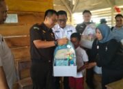 Datangi Anak-anak SAD, Kajari Muba Bawa Hadiah Sekaligus Perkenalkan Program Adhyaksa Peduli Anak Umang