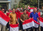 Serentak, Camat Babat Toman dan Lintas Sektor bagikan Bendera ke warga Babat Toman