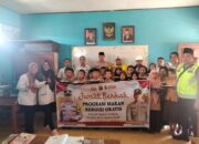 Bagikan Nasi Kotak Ke Anak-anak SD Terpencil,Polsek Babat Toman Dukung Program Presiden