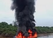 Kapal Tongkang Diduga Bermuatan Minyak Hasil Ilegal Drilling Terbakar di Kecamatan Sungai Lilin