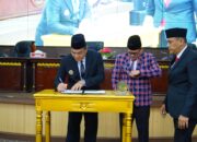 Penandatanganan Keputusan Bersama Bupati H M Toha dan DPRD Muba