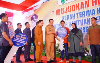 Bupati Muba HM Toha dan Wabup Kyai Rohman Serah Terima Kunci Program Relokasi Rumah, Bedah Rumah, dan Sanitasi