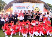 Bupati HM Toha Tohet, SH Serahkan Langsung Medali Sepak Bola PORPROV XV Sumsel