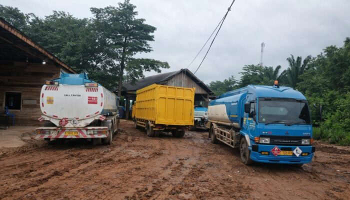 Terkesan Kebal Hukum, Gudang Minyak Diduga Milik “S” Disamping Kantor Camat Babat Toman Terus Beroperasi