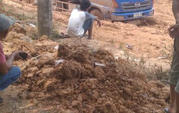 Kerusakan Jalan Makin Parah, Armada Angkutan Minyak Ilegal “PT Five Jaya Abadi” Terjebak di Jalan Desa Keban I-Macang Sakti