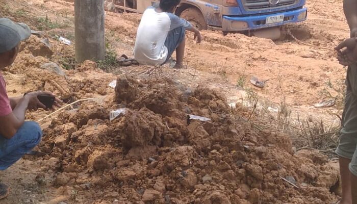 Kerusakan Jalan Makin Parah, Armada Angkutan Minyak Ilegal “PT Five Jaya Abadi” Terjebak di Jalan Desa Keban I-Macang Sakti