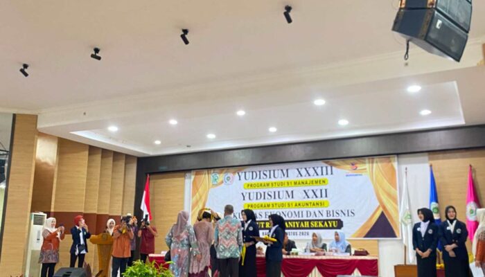 Penuh Haru dan Kebahagiaan, 137 Mahasiswa Fakultas Ekonomi dan Bisnis IRS Ikuti Yudisium