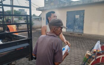 Kedepankan Kepedulian Sosial, DPC PJS Muba Bagikan Puluhan Karung Beras