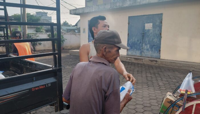 Kedepankan Kepedulian Sosial, DPC PJS Muba Bagikan Puluhan Karung Beras