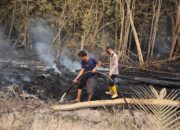 Respons Cepat Laporan 110, Polsek Batang Hari Leko Bersama Warga Padamkan Kebakaran Lahan di Desa Tanah Abang