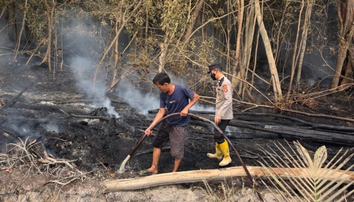 Respons Cepat Laporan 110, Polsek Batang Hari Leko Bersama Warga Padamkan Kebakaran Lahan di Desa Tanah Abang
