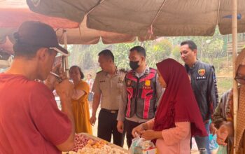 Polsek Batang Hari Leko Patroli Dialogis dan Pantau Harga Sembako di Pasar Kalangan SP.2 Bukit Selabu