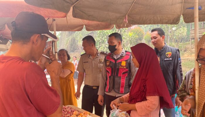 Polsek Batang Hari Leko Patroli Dialogis dan Pantau Harga Sembako di Pasar Kalangan SP.2 Bukit Selabu